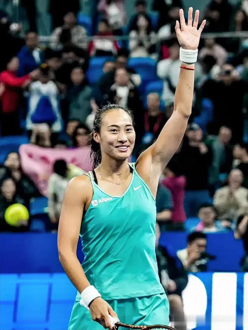 10月13日，WTA500郑州网球公开赛女子单打1/4决赛，中国选手郑钦文直落两