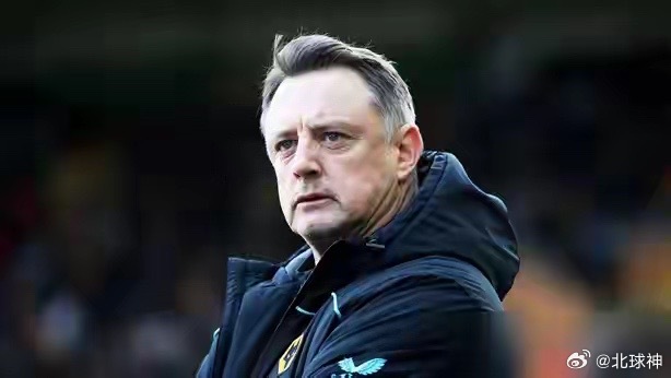 薛庆浩突然开窍，把前任门将教练李帅的脸，打肿了。 过去几个赛季，马镇后场传球直接