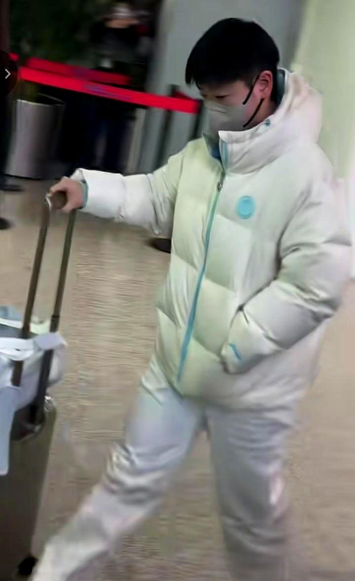 到了到了，到成都了！
 

一到成都，莎莎就把自己藏起来不见人，大头呢，就敞开怀