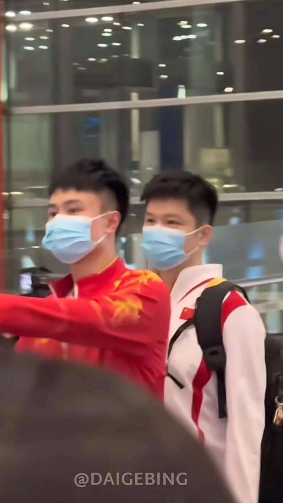 你们还记得这是什么时候吗，当时真的瘦，一眼一万年，谁知道他就是巴奥的黑马！
那一