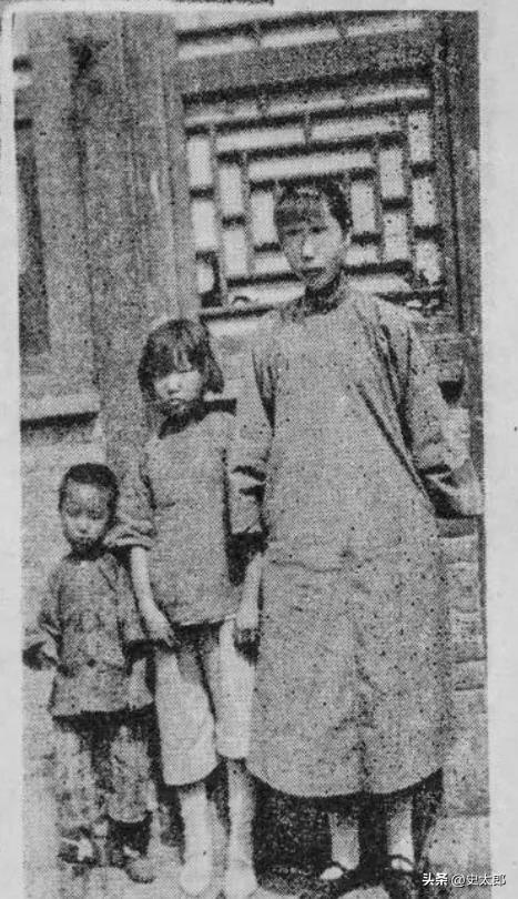1927年李大钊同志牺牲后，他的三个孩子的一张合影，满脸悲痛，令人十分心疼。
 