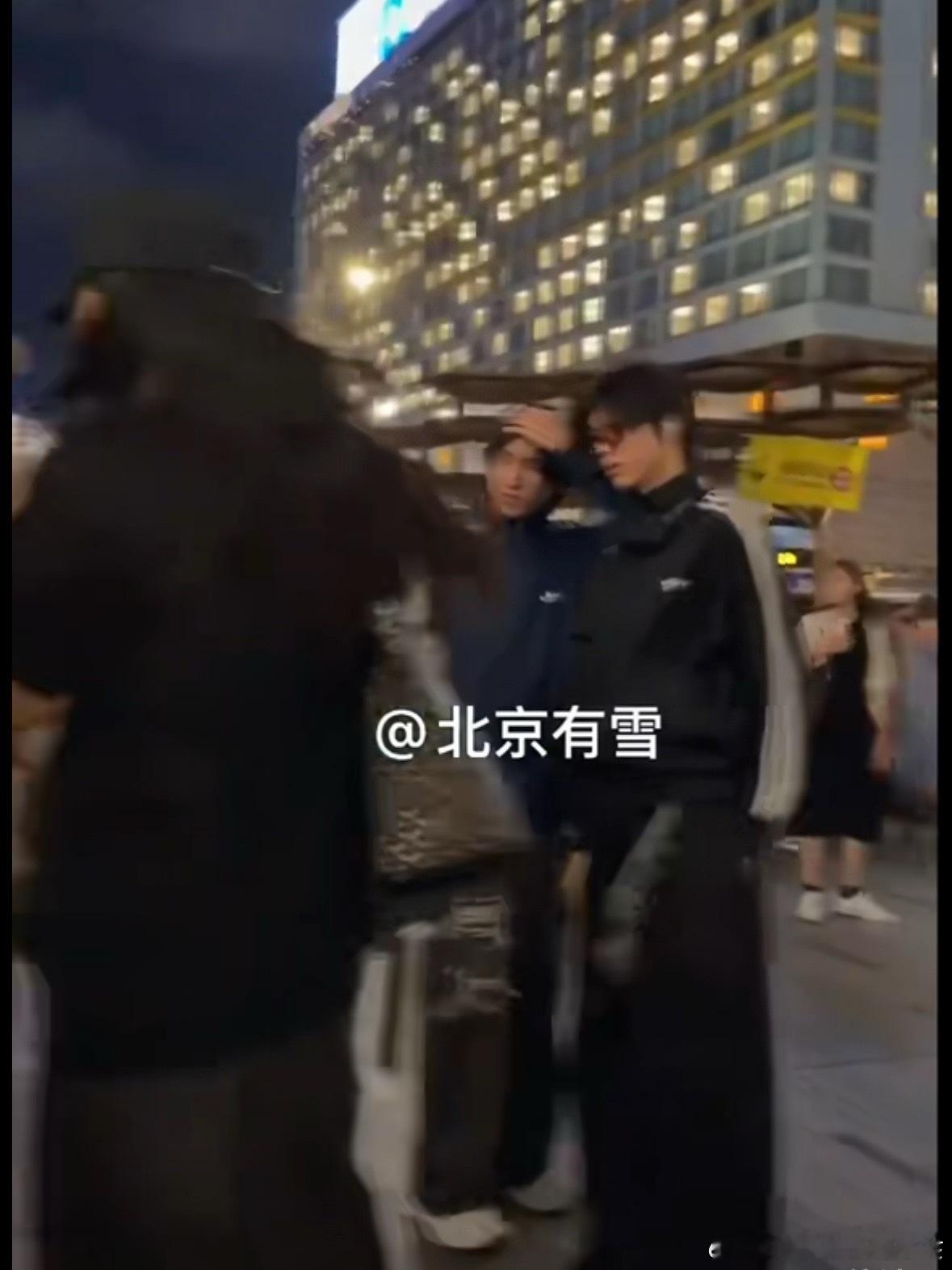 左奇函陈奕恒在香港被偶遇香港偶遇左奇函陈奕恒捕捉香港线下路透，左奇函陈奕恒被路人