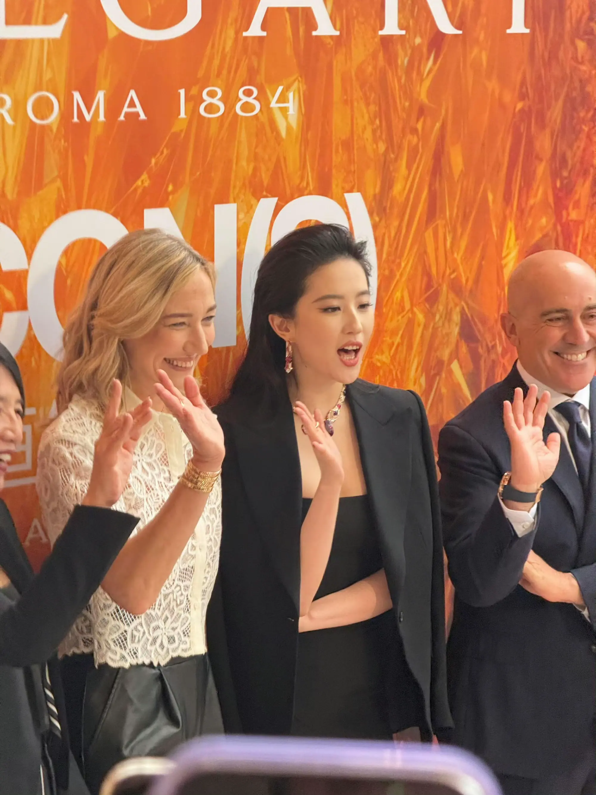 黑裙与西装 冷艳与从容