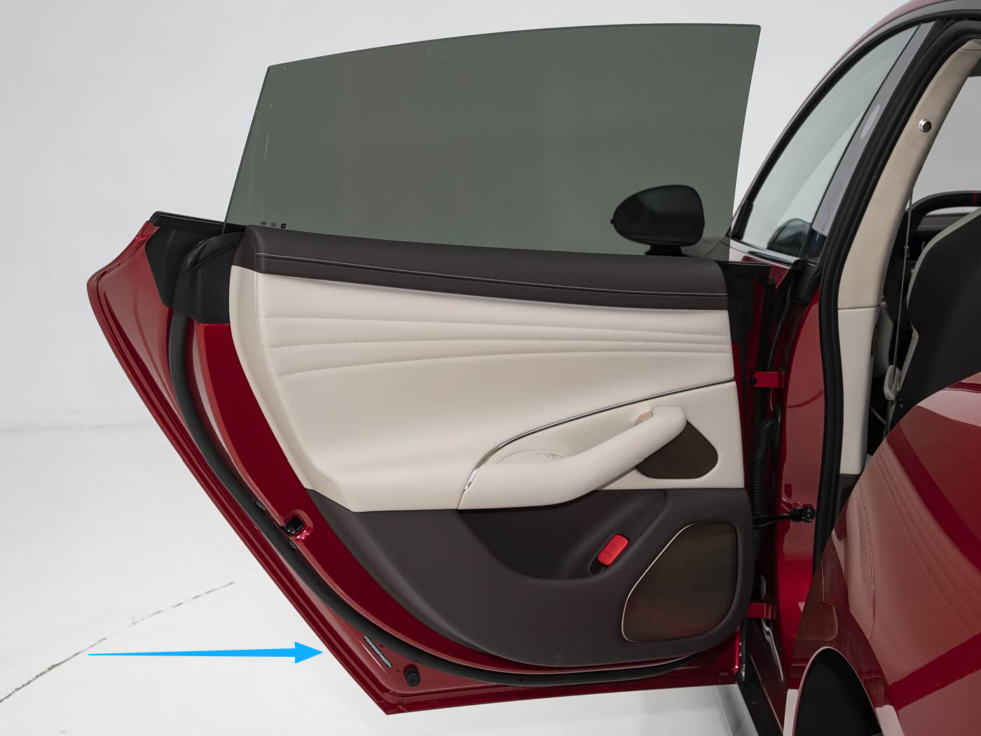 尚界Z7的后门和后车轮之间没有侧围，后轮做了直接覆盖到车轮的设计（图一），和另一