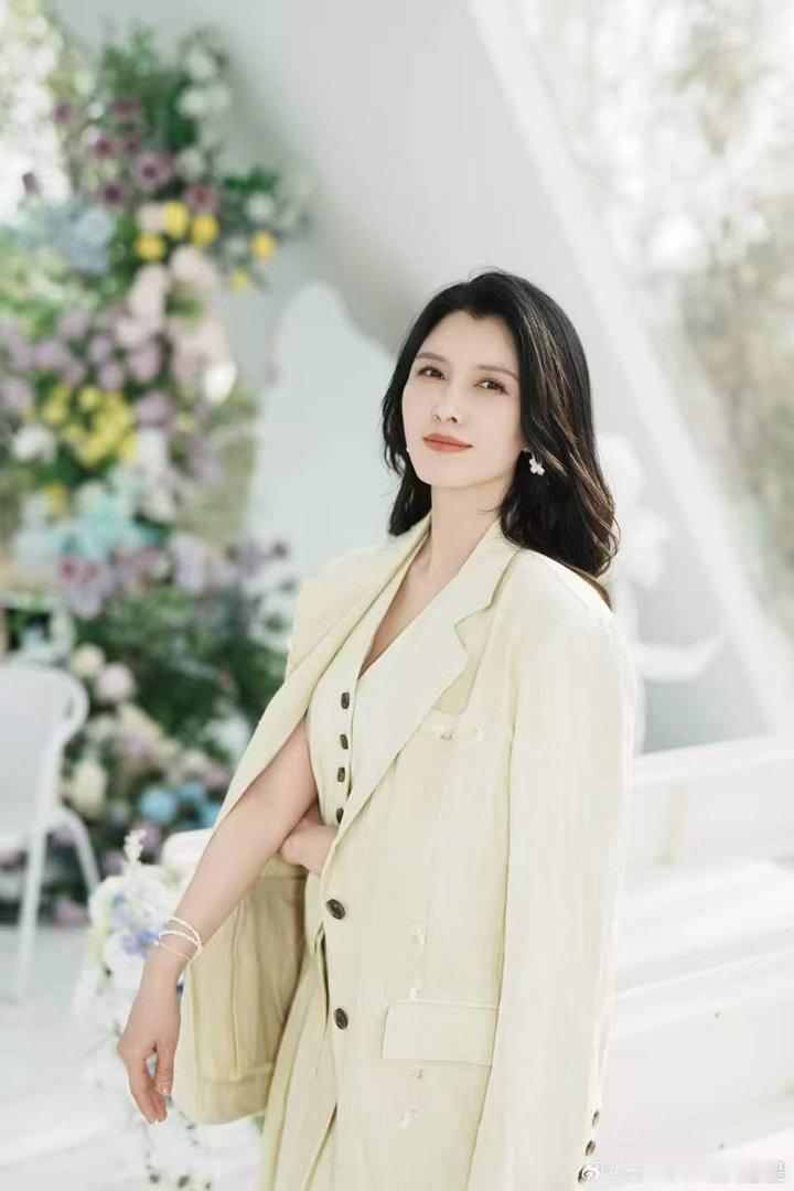 徐洁儿徐洁儿跳广场舞的年纪跳女团舞谁能拒绝又美又飒的姐姐😎舞台表现力直接拉满，