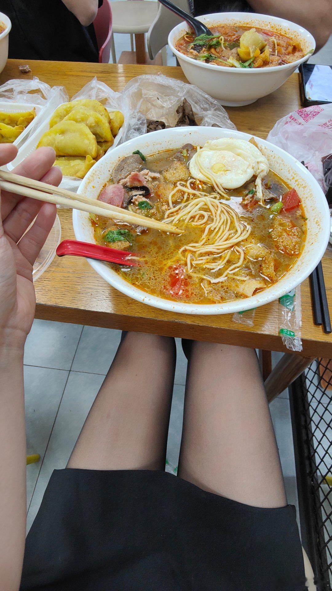 晚饭时间了，来一碗满配的皮肚面不过份吧？ ​​​