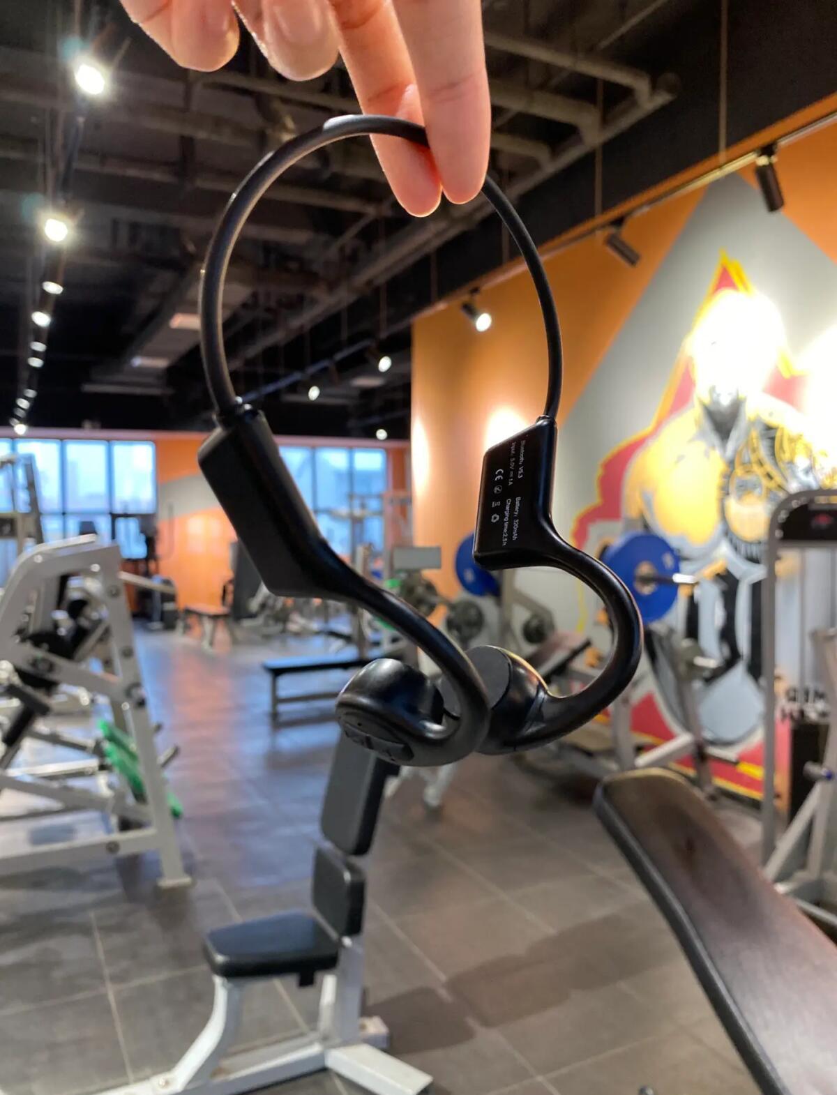 小伙长期戴骨传导耳机健身竟致聋，医生提醒：使用耳机需谨慎！
骨传导耳机近年来风靡