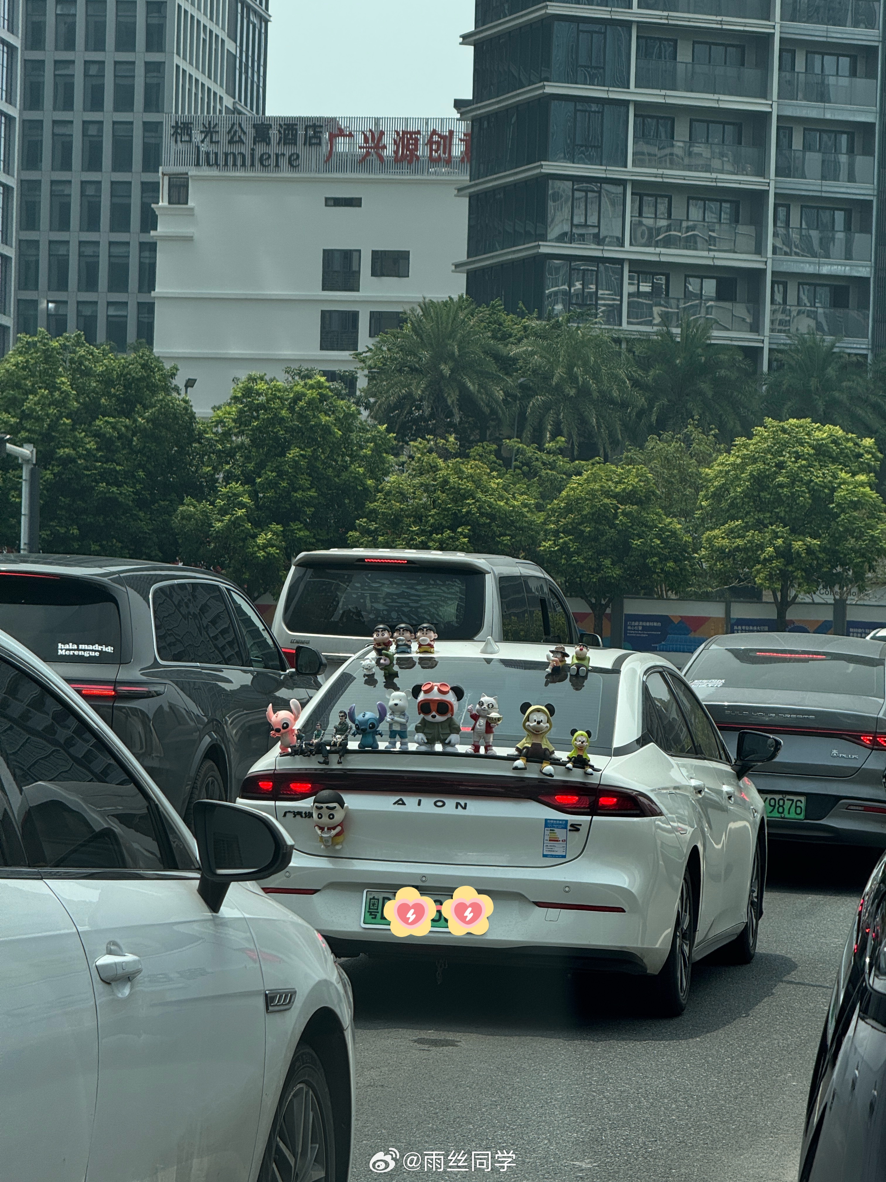 这车外装饰满满登登的，你们觉得这是网约车还是私家车呢新能源汽车