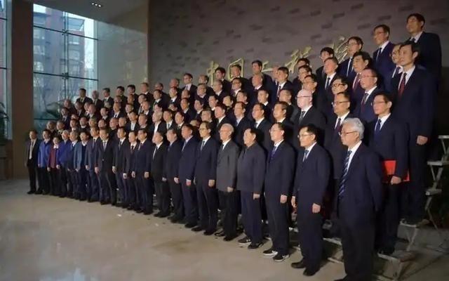 很多人在纳闷，中国经费全球第二、院士超1900位，为何拿个诺奖这么难？

202