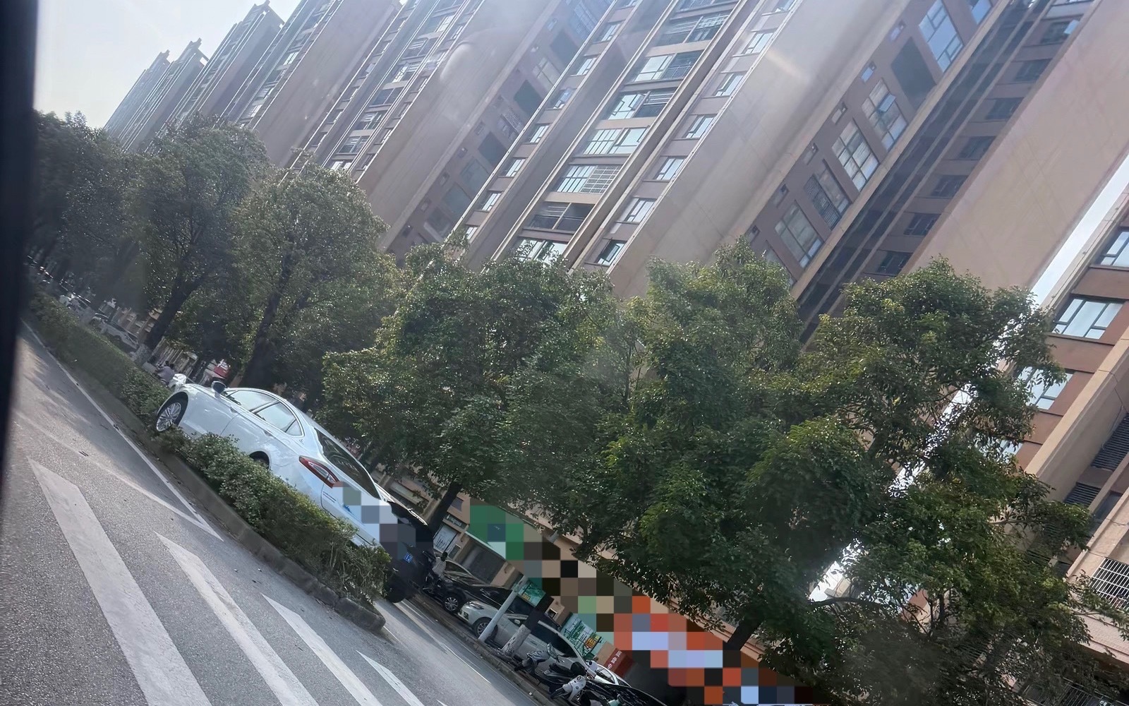 【钦州小车冲上绿化带男子用千斤顶救援】4月28日，网友爆料称：广西钦州一辆白色小