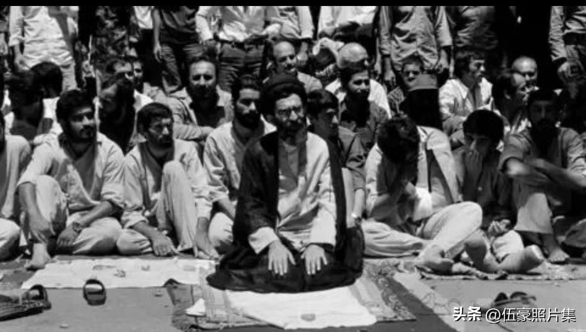1979年伊朗革命后，哈梅内伊在德黑兰祈祷的老照片。周五聚礼是什叶派穆斯林每周最