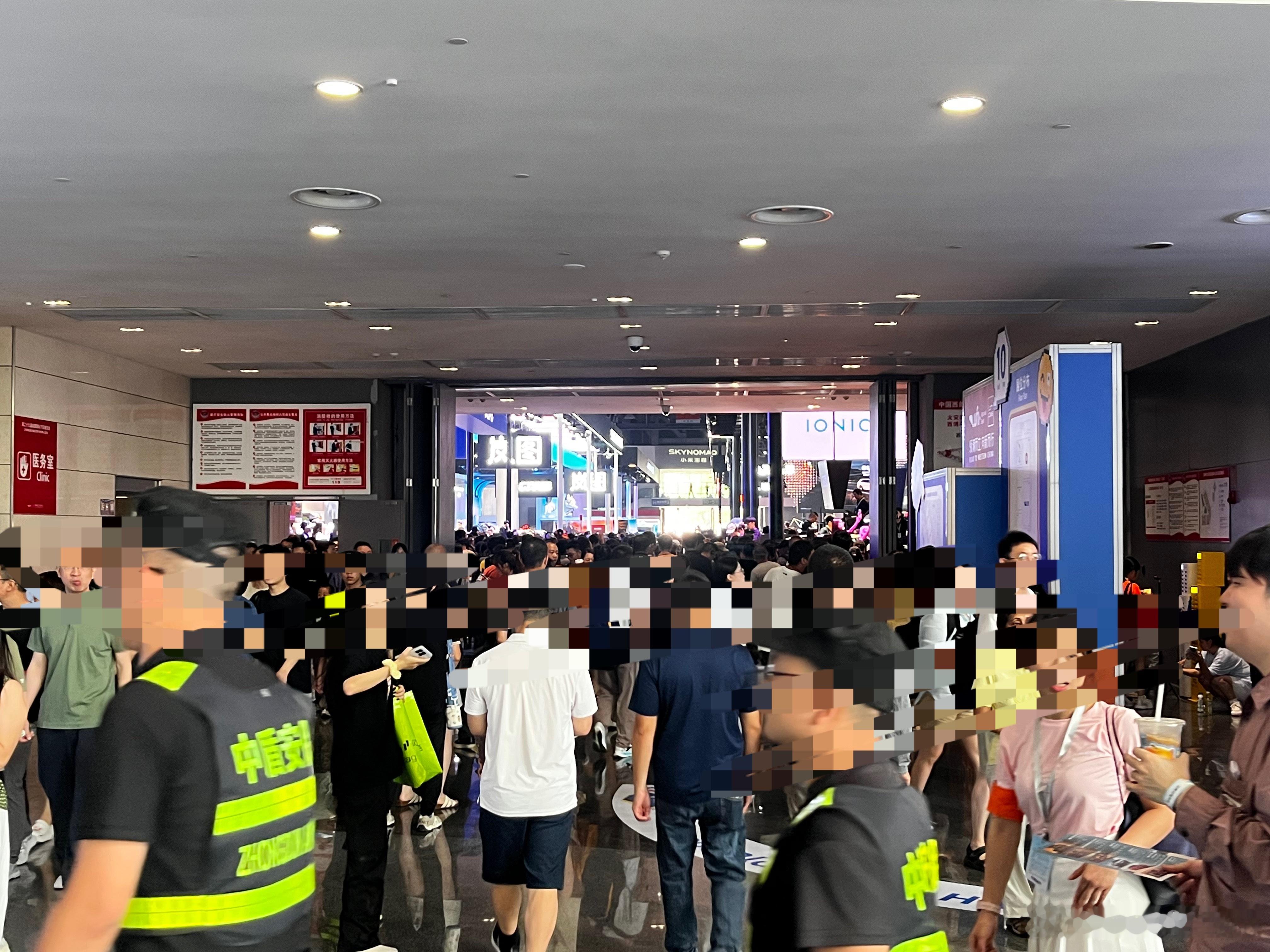 范丞丞同款艾尼氪V预售11.99万起成都车展现场。提前几个小时10号馆就人山人海
