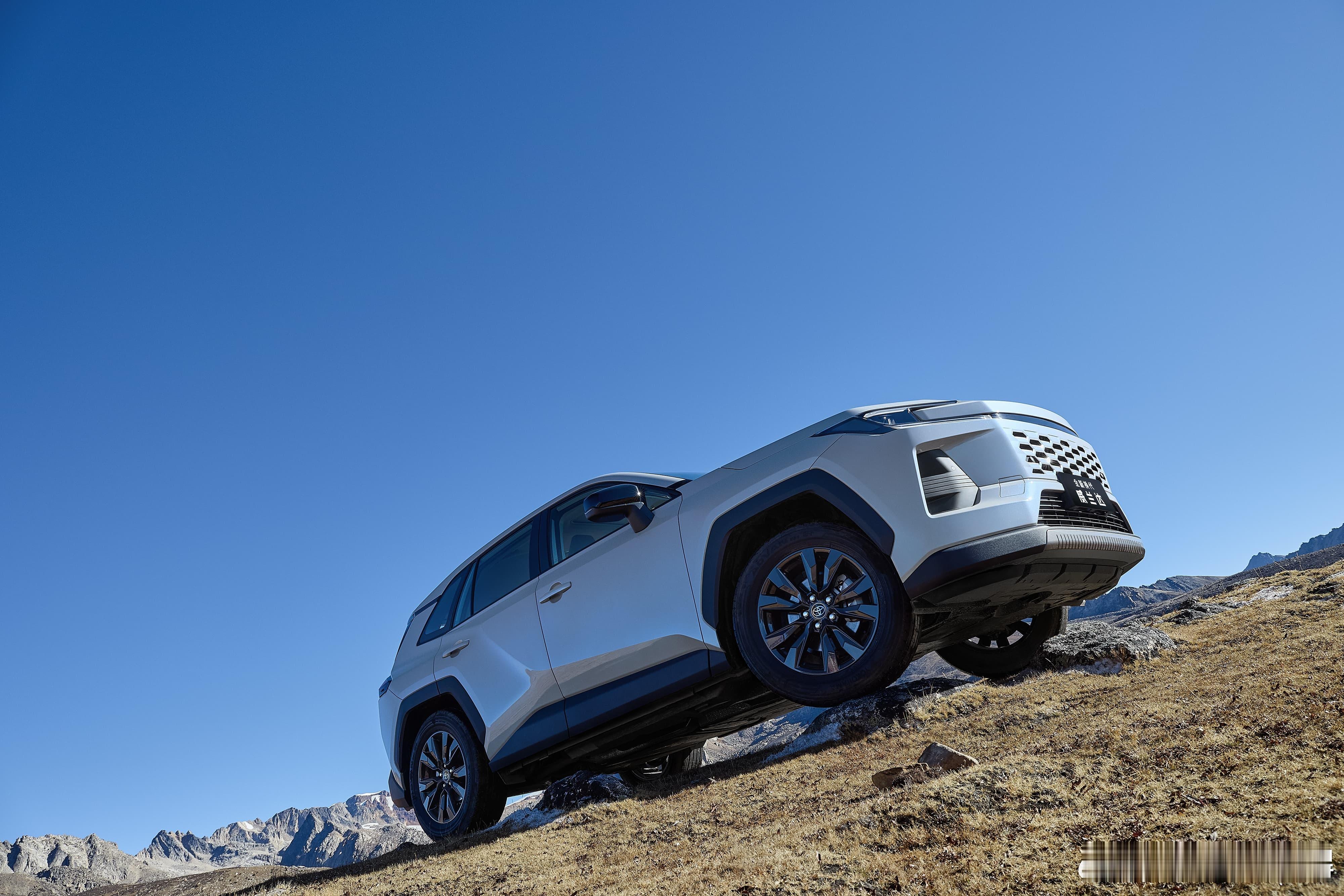 当汽车行业还在价格战中内卷时，广汽丰田率先将战场延伸至售后领域，推出厂家直销保养