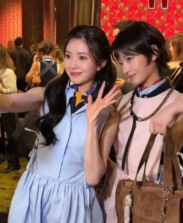 巴黎的空气里飘着时装周特有的那种兴奋和焦灼。 MiuMiu的春季大秀在耶纳宫的柱