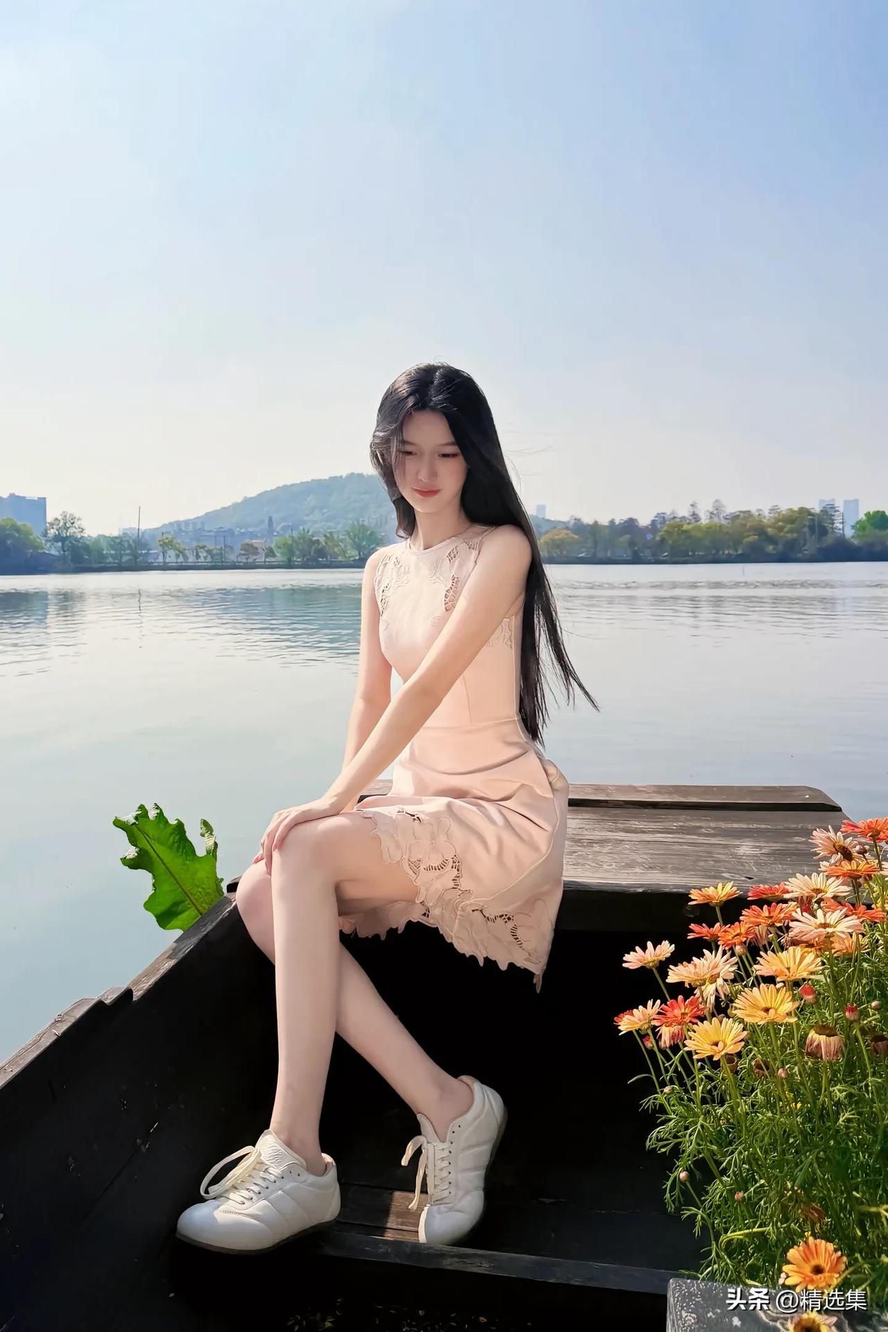 湖畔静坐，裙摆轻扬，花影婆娑，岁月静好。