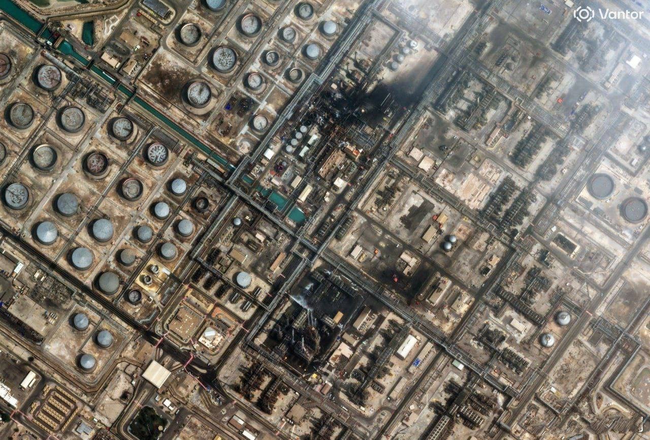 沙特最大炼油厂，遭无人机袭击的卫星图像公布。据悉，该炼油厂位于沙特东部波斯湾沿岸