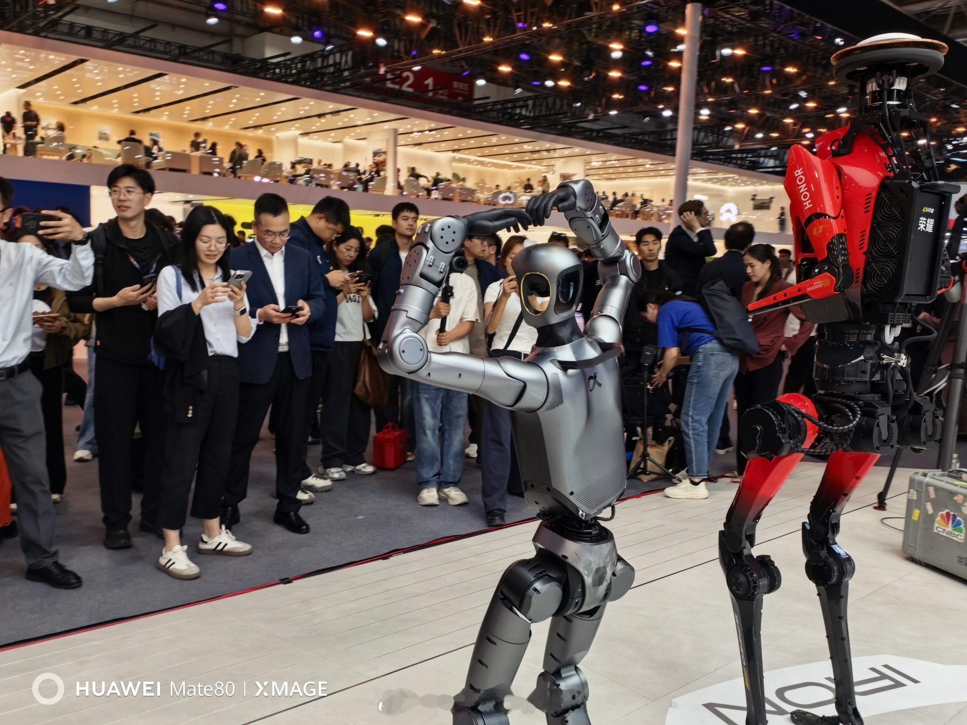 荣耀机器人“闪电”“元气仔”亮相北京车展小鹏汽车展台，与小鹏IRON机器人同台展