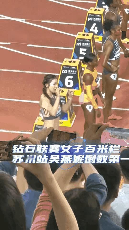 错怪吴艳妮了！很多人以为她“王道灵”式的比手划头是装！其实不是的，实际上她是在作