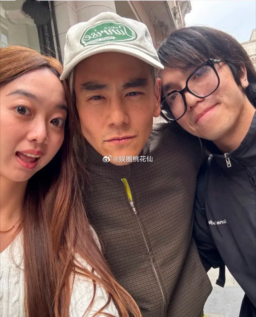 彭于晏现身伦敦街头，为啥他四十几了，还有少年感啊？！他换了发色，漂了一头白发，穿