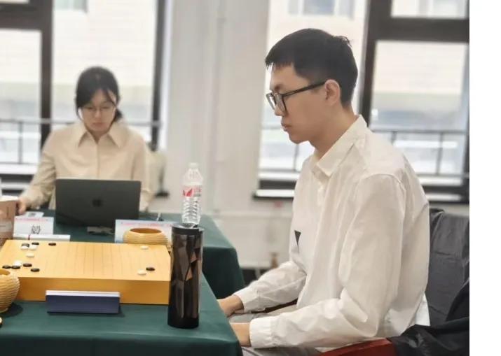 最高棋士战~
小屠继续梦游休眠
党毅飞许嘉阳立功


首届最高棋士战第二阶段在韩