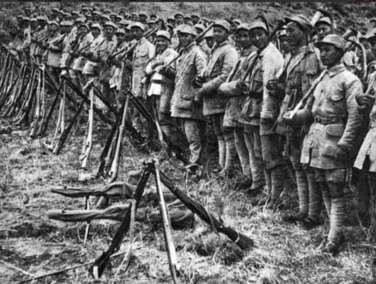 1939年，新四军刚扎营，岗哨未设，九挺机枪已对准寨墙！团长张文津赤脚冲出帐篷时