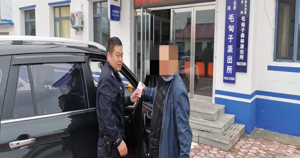 万元钞票不翼而飞 细心民警帮其找回