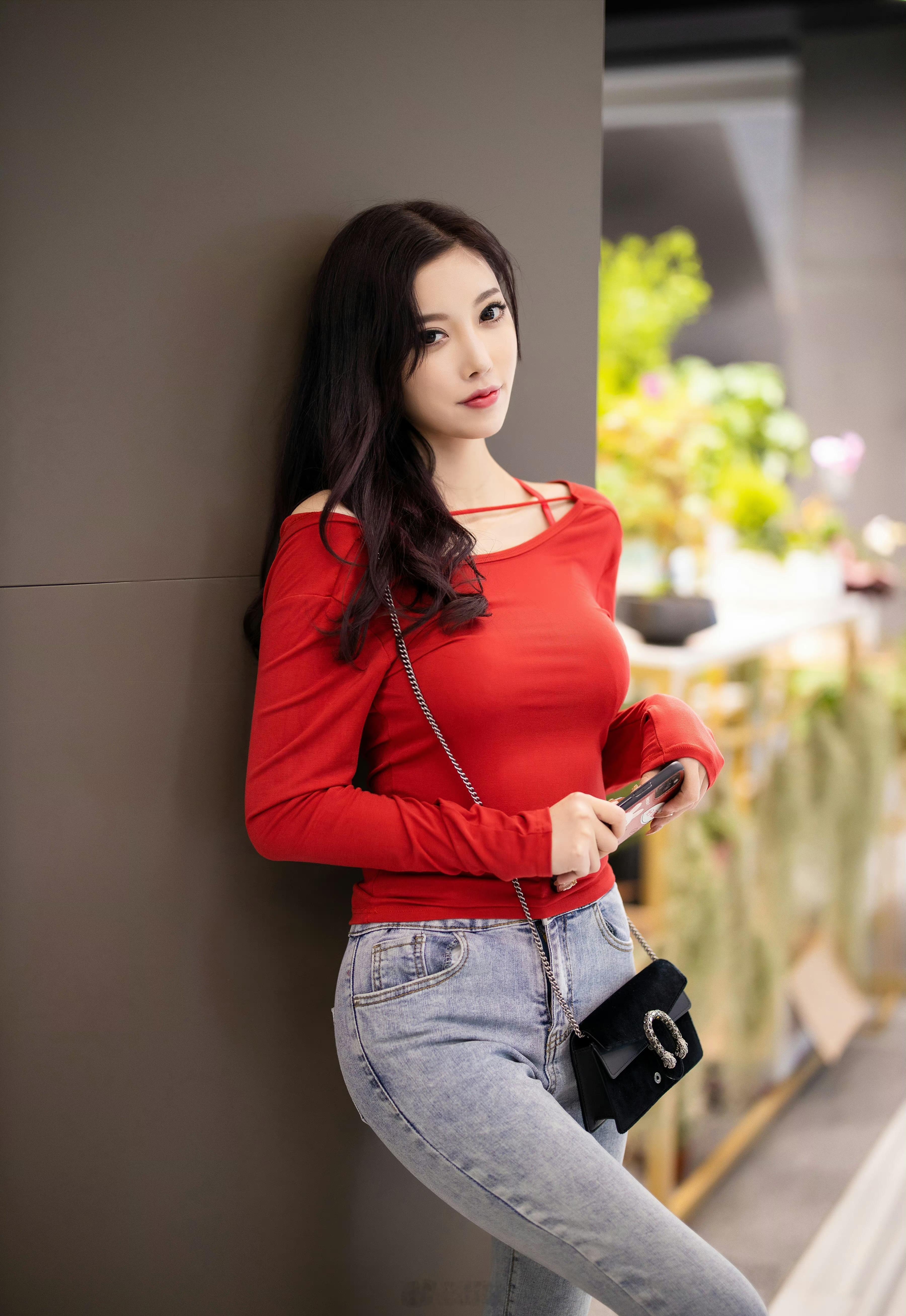 小姐姐的手机壳和上衣颜色很搭呀 ​​​