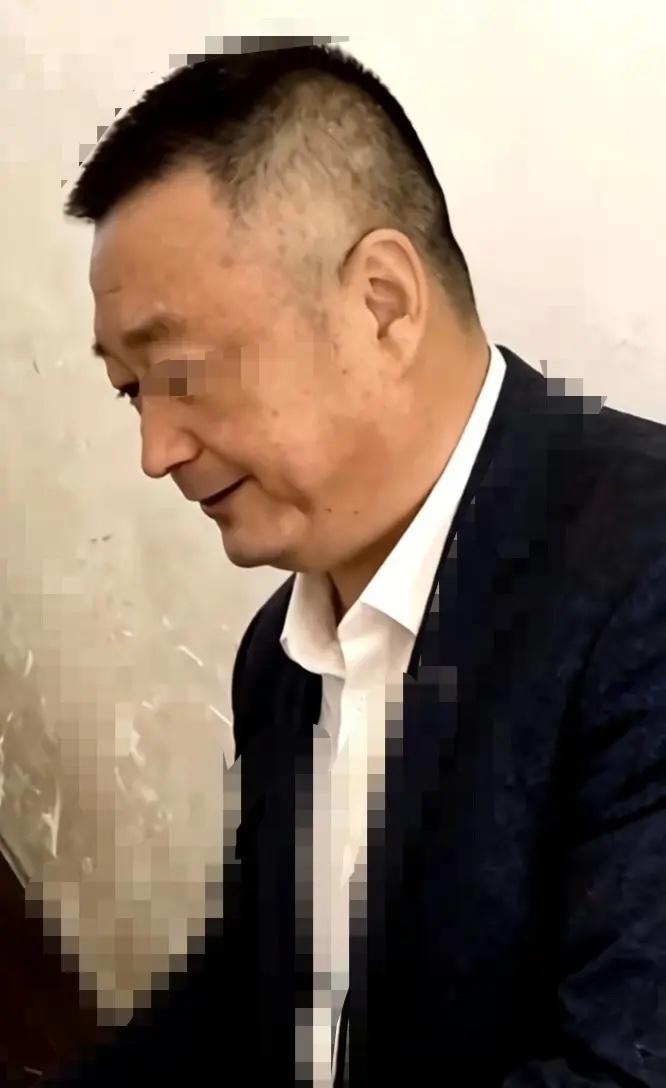 小金毛对老金毛打击太大了，精神萎靡，满脸老年斑
    金毛一审提出上诉被驳回后