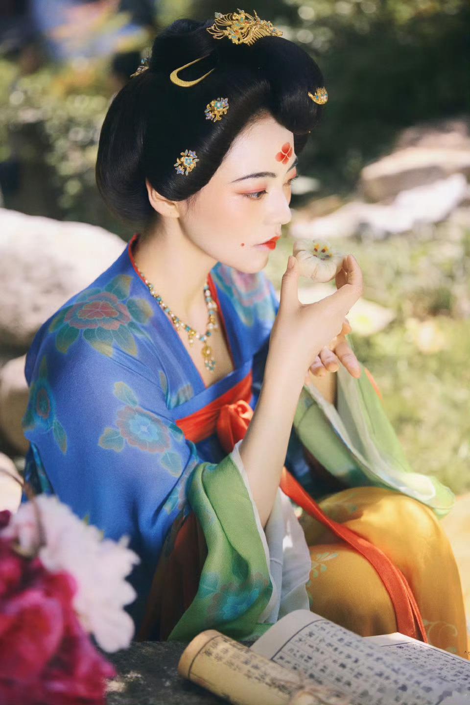 安沺唐朝仕女造型仿佛穿越而来，唐风汉服一披，古韵与新潮齐飞，角色氛围感瞬间拉满～