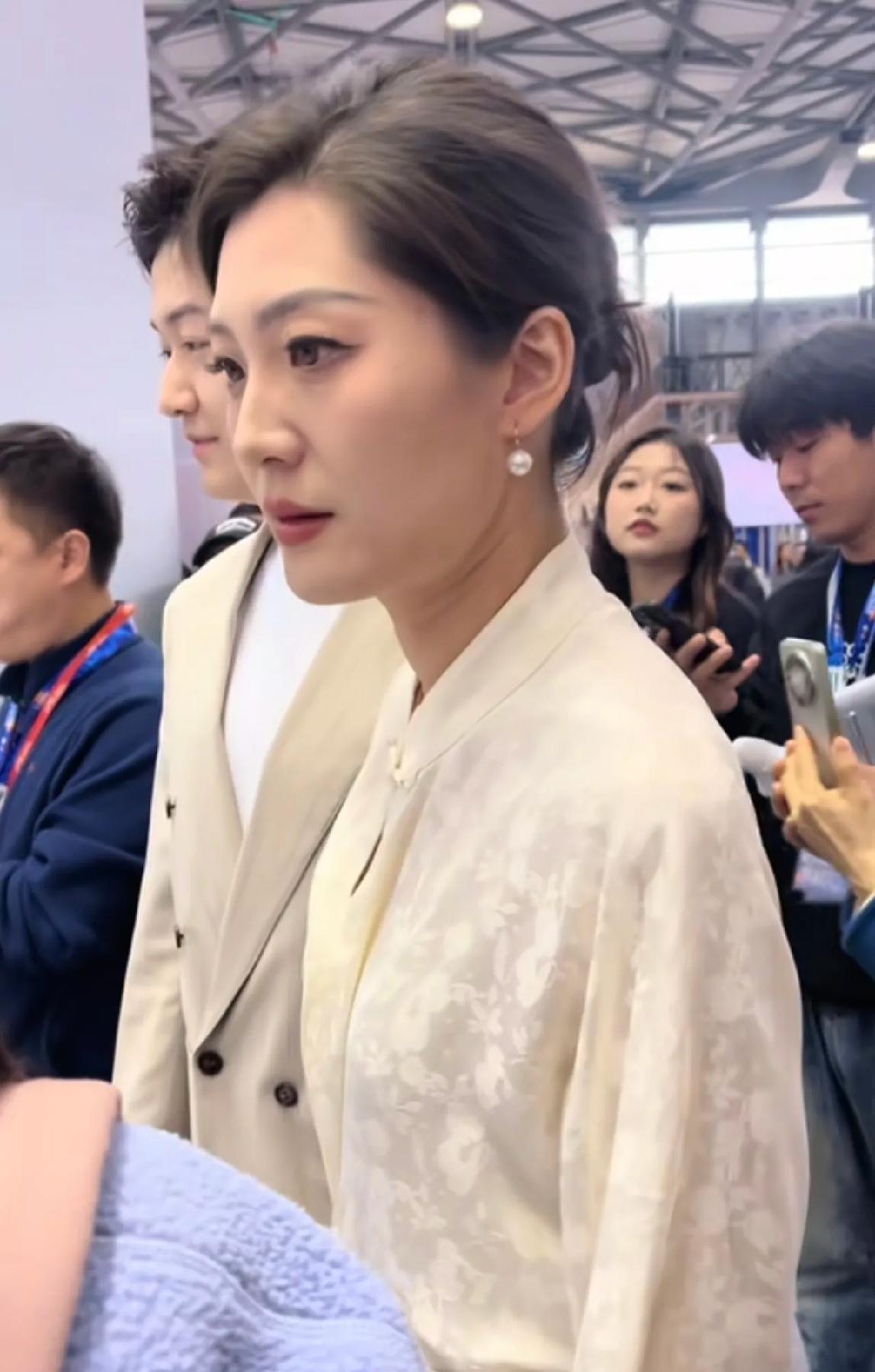 董宇辉回母校演讲，盼盼没有去，但是架不住宇辉隔空的调侃。

他说，“我们公司有个