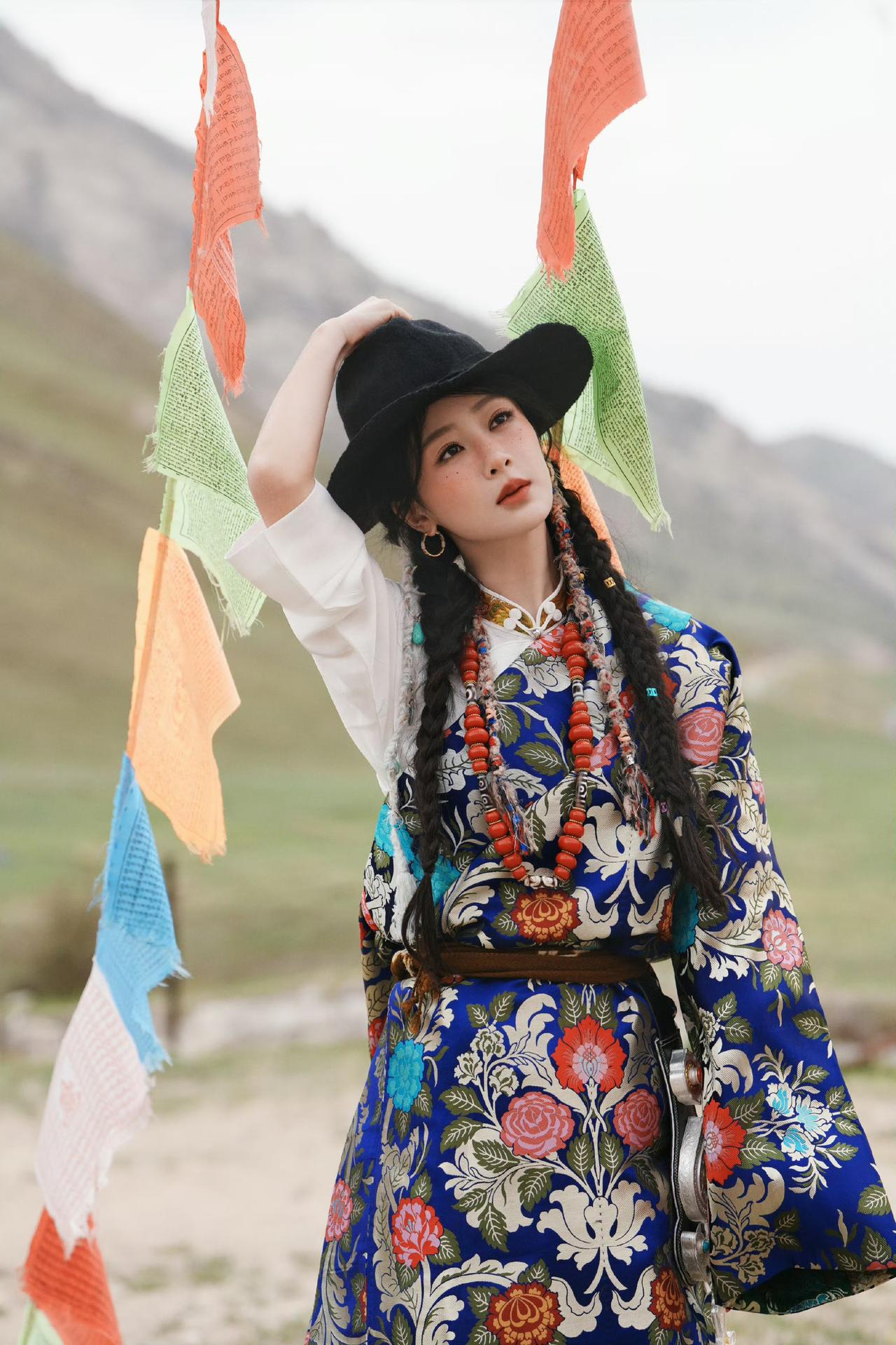 独属于白菊的美！杨紫穿上藏袍：真的好美啊！美哭了！
这是那个从小在藏区长大，高原
