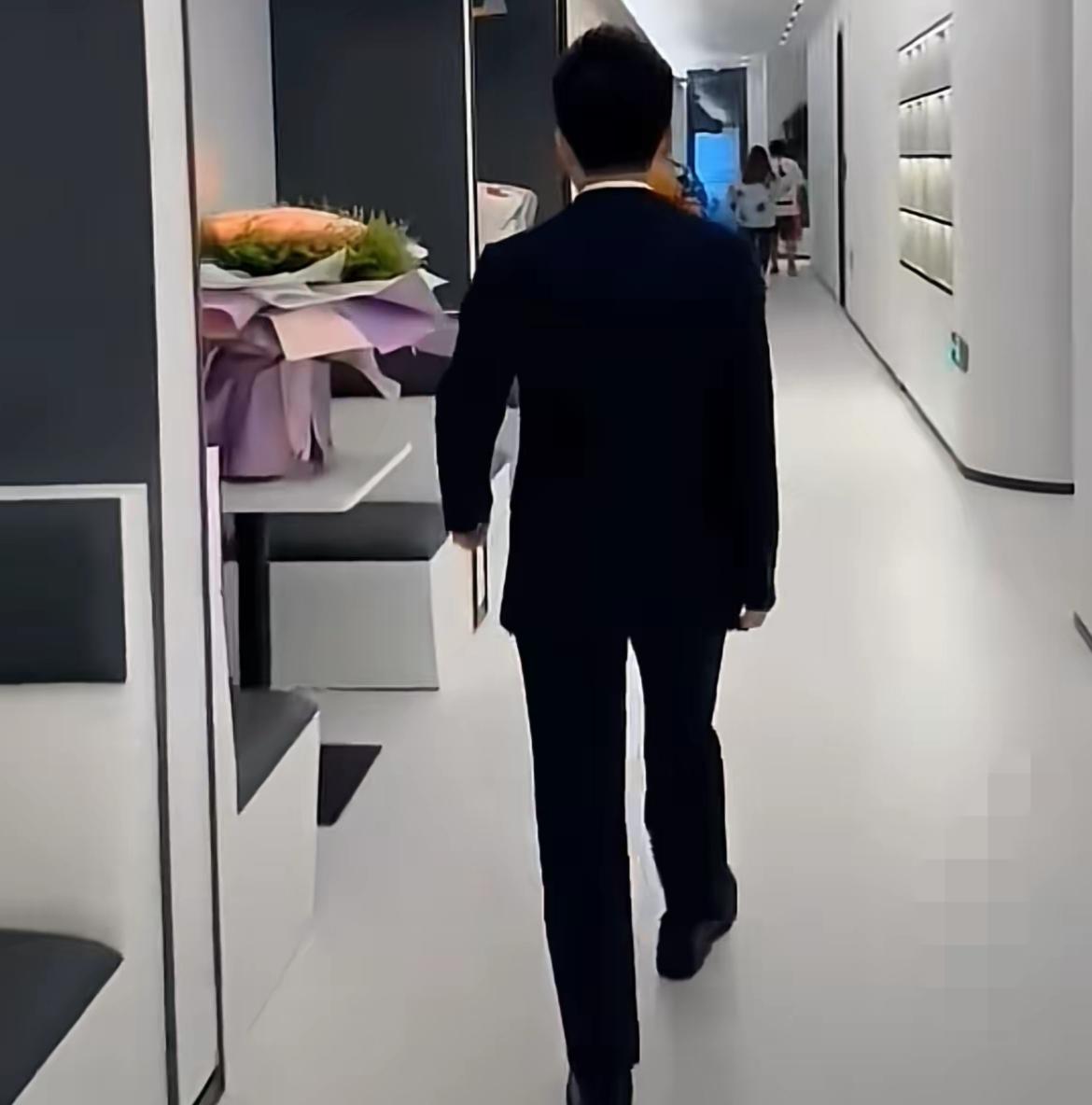 家人们，今天必须唠唠罗永浩和董宇辉这两位“大神”！一个是舌战群儒从不输阵的

