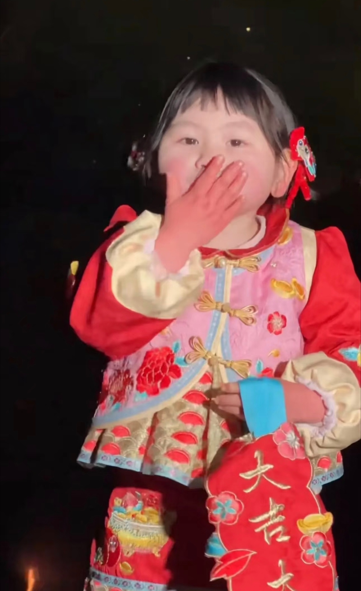 瑶一瑶小肉包账号限制评论 为了拍视频，看给孩子手冻的。冻成这样，不知道为了视频效