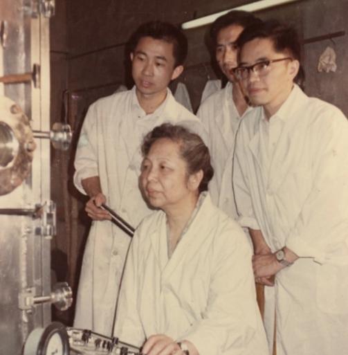 1957年，美国海关扣留了一个中国女人，他们搜查行李后，抢走了她的全部积蓄680