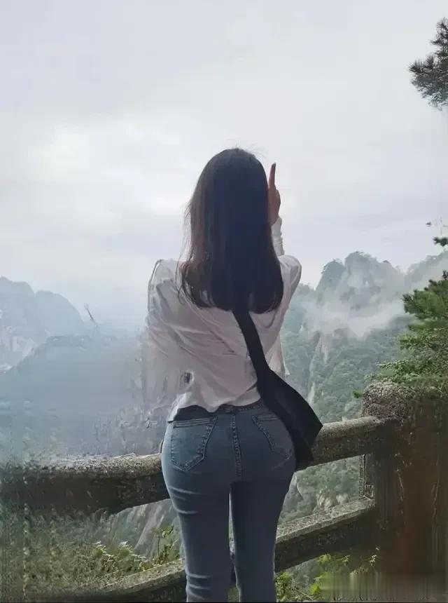 明天就要和她一起去爬山了，我需要注意什么？

#想要去爬山# #小姐妹一起爬山#