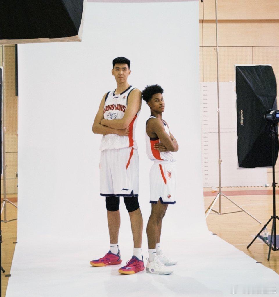 广州龙狮拍摄定妆照，看到徐昕和彰华非同框了，期待两位从宏远走出的潜力股新赛季能稳