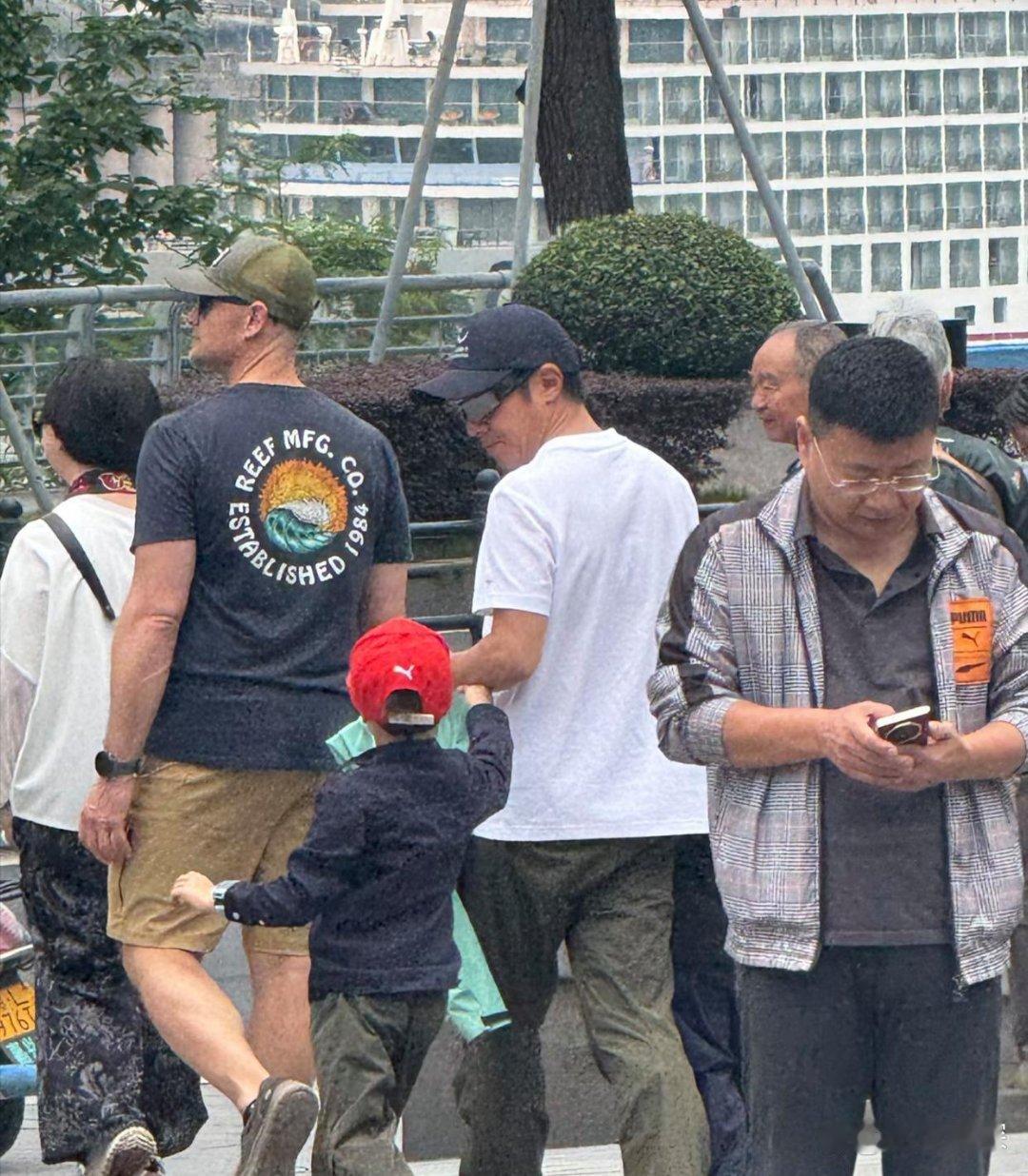 51岁撒贝宁和老婆李白带儿子现身重庆街头，夫妻俩轮流牵着儿子的手，一家人看起来好
