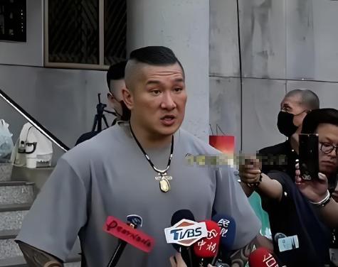 馆长可能要进去了。他昨晚在直播间里说，如果他被羁押，被收监，恳请大家照顾他的家人