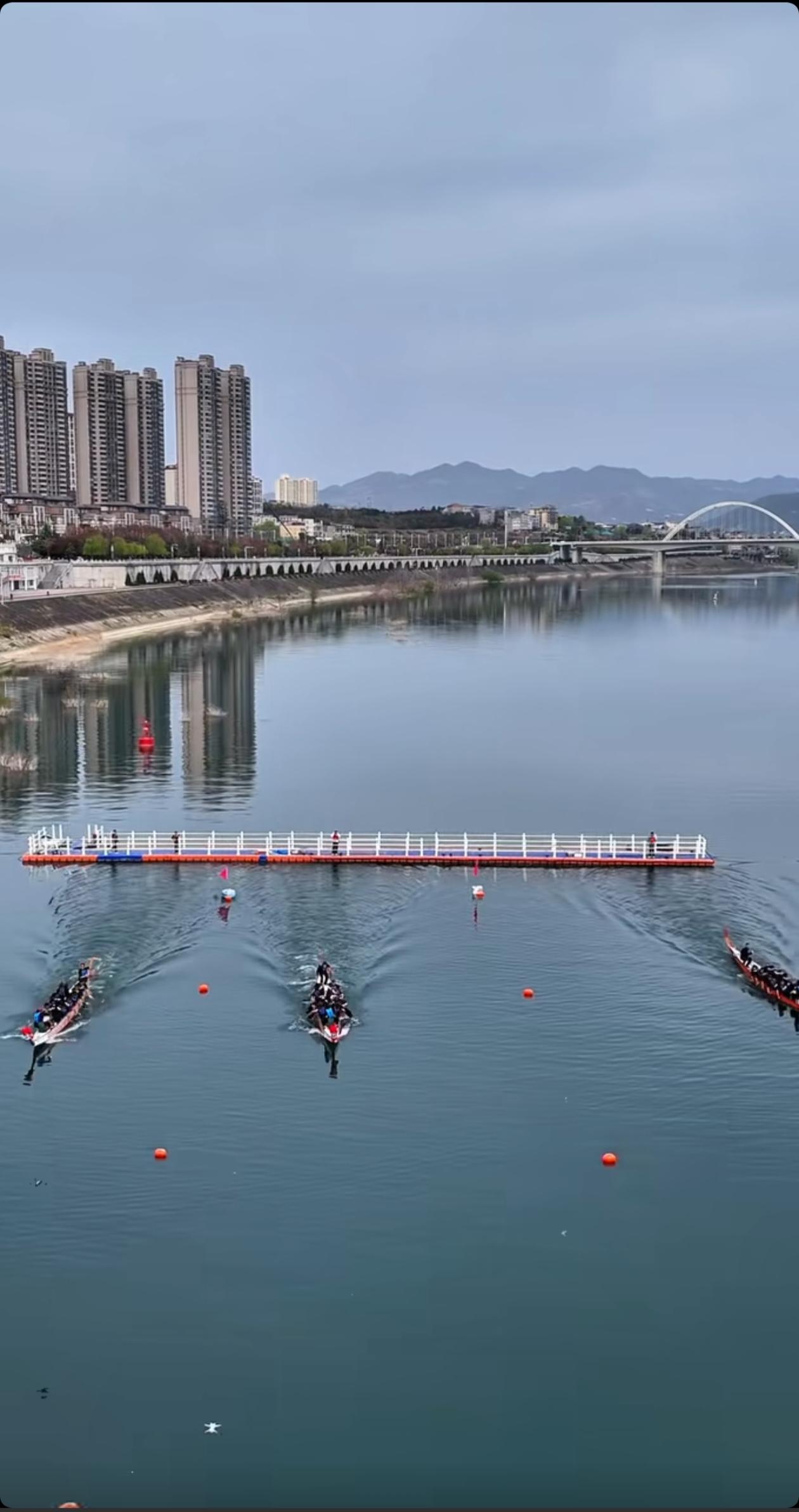 安康汉江龙舟赛现在就开始演练了，看来今年的龙舟赛很隆重啊！近年来文旅带动经济发展