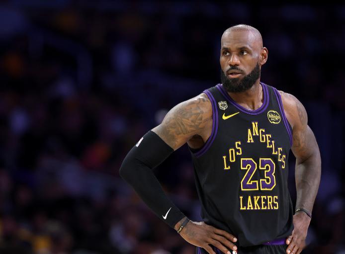 雅虎体育名记Kevin O'Connor今日撰文谈到了詹姆斯目前决定悬而未决的因