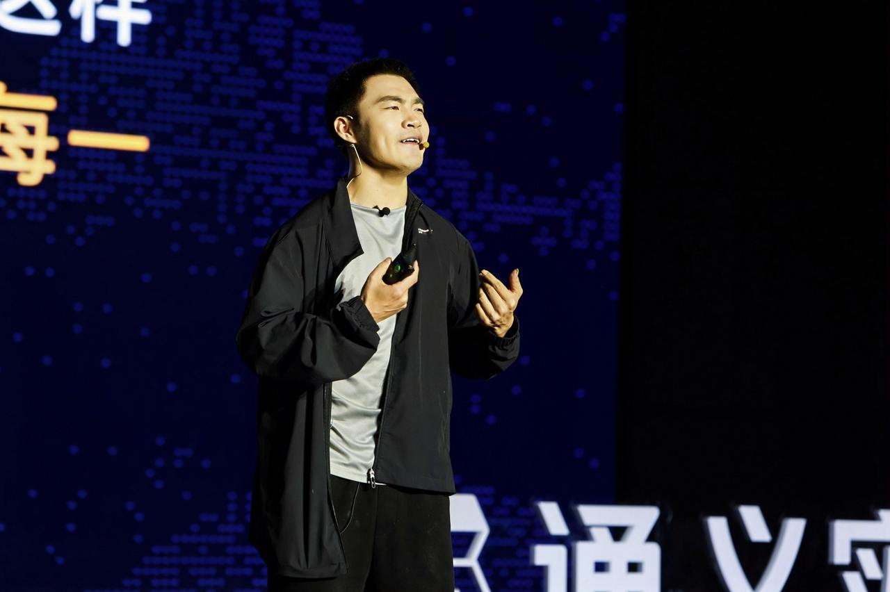 四川小伙用AI帮构音障碍者发声邱生峰十年前高考超重点线57分，也因脑瘫发音不清尝