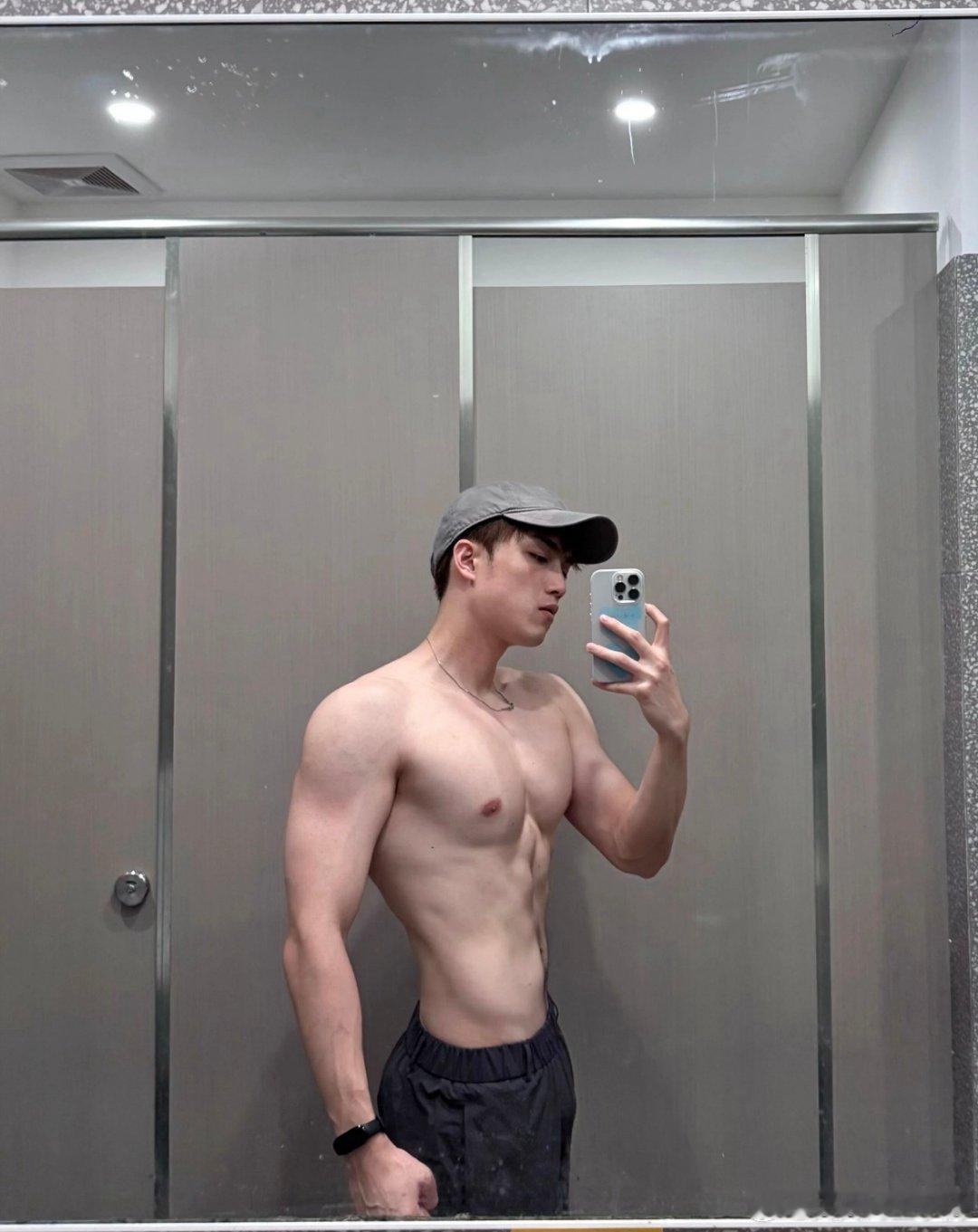 健身打卡运动健身 饺子要吃烫烫的，男人要爱壮壮的 