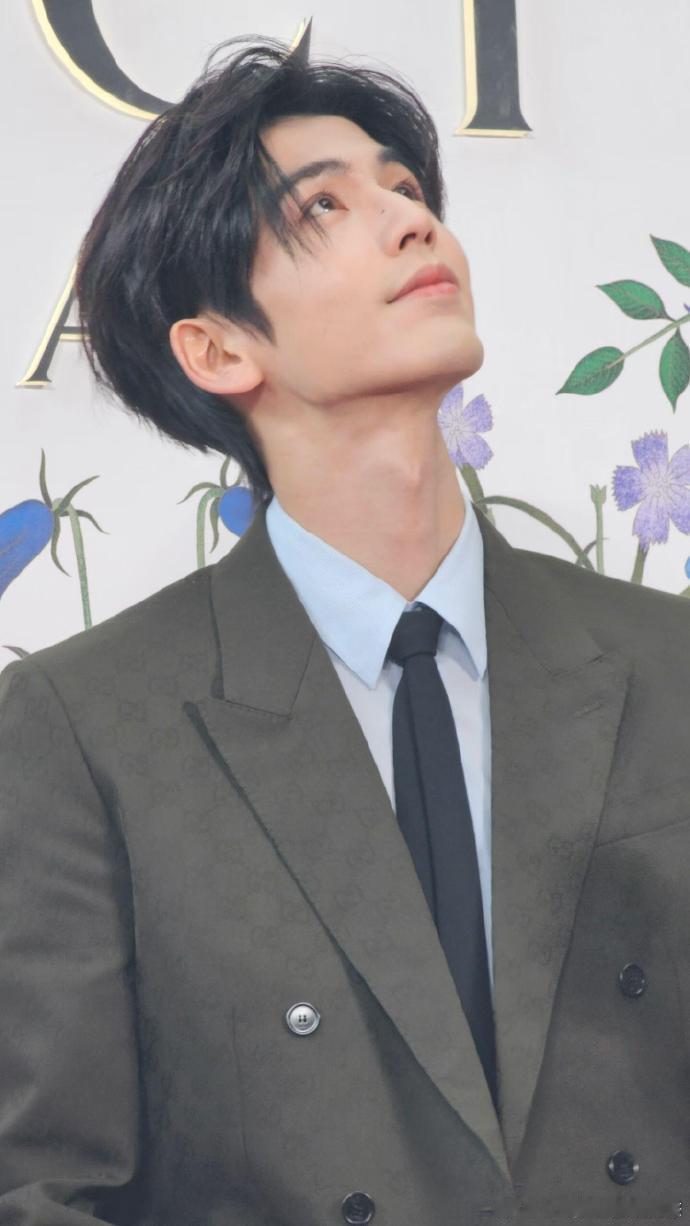 张凌赫三亚活动 三亚海边风好大也没乱他发型！深色休闲装超显身材，跟现场粉丝打招呼
