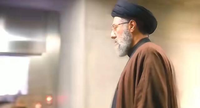 伊朗新任最高领袖赛义德·穆杰塔巴·哈梅内伊首次现身指挥中心的视频发布。胡子比以前