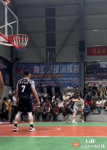 [打脸]这怎么防？
球场能力无高下，唯有胖子霸篮下。