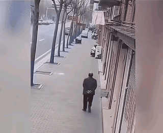 神助啊？
有些事情就是天意不可违，更是巧合到让人不可思议，若不是老人家就在此，那