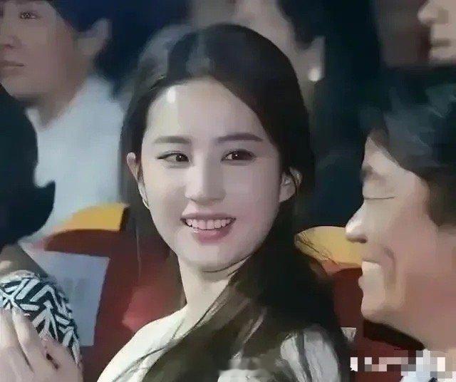 刘亦菲看王宝强，和看王力宏眼神完全不一样 ​​​
