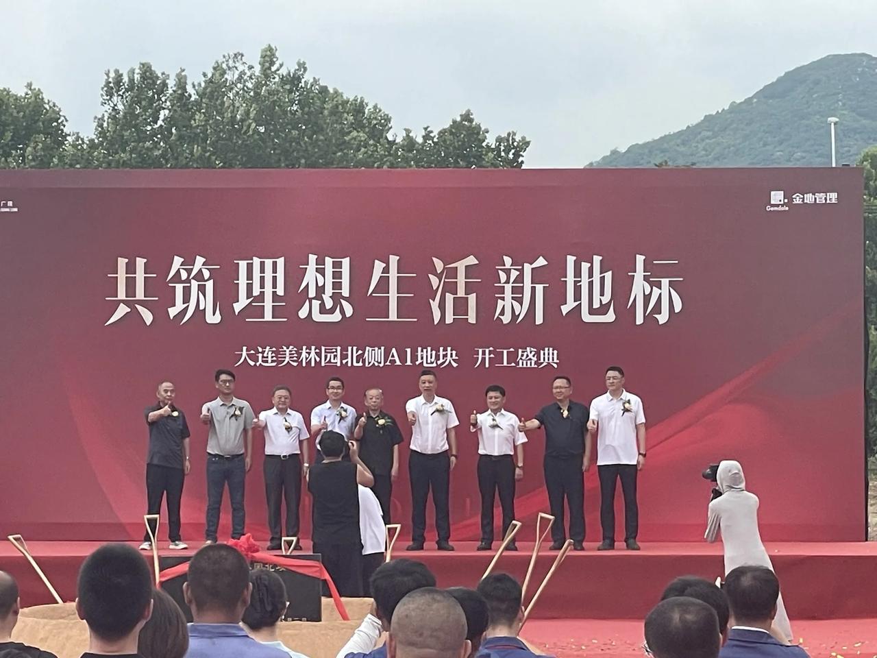 金地美林园这项目到底还是动工了!今儿正式开整了。
听说这个月中旬就有消息往外放，