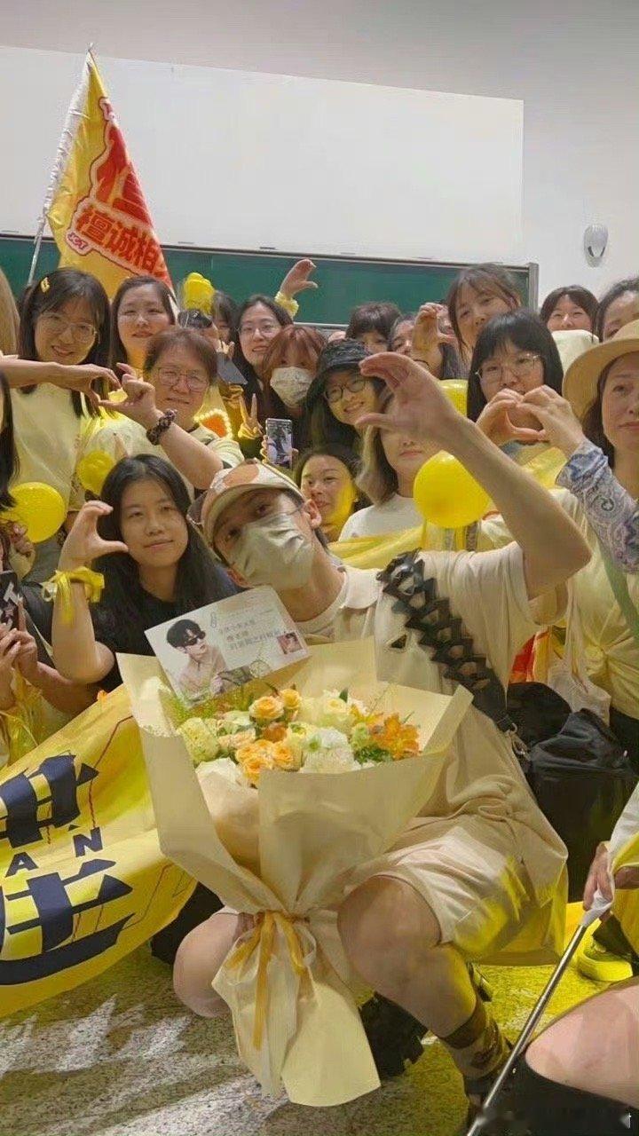 檀健次和粉丝合照 ​​​