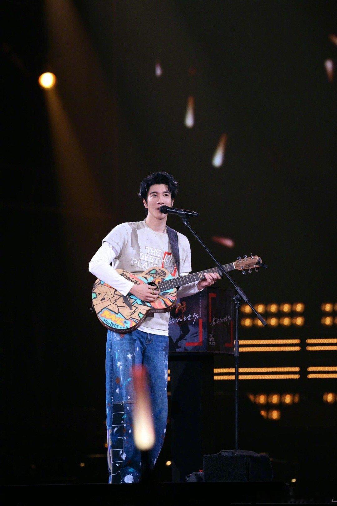 王力宏扎了12月的第一刀 他把情歌唱成了深夜的哲学叩问。没有撕心裂肺，只有月光般